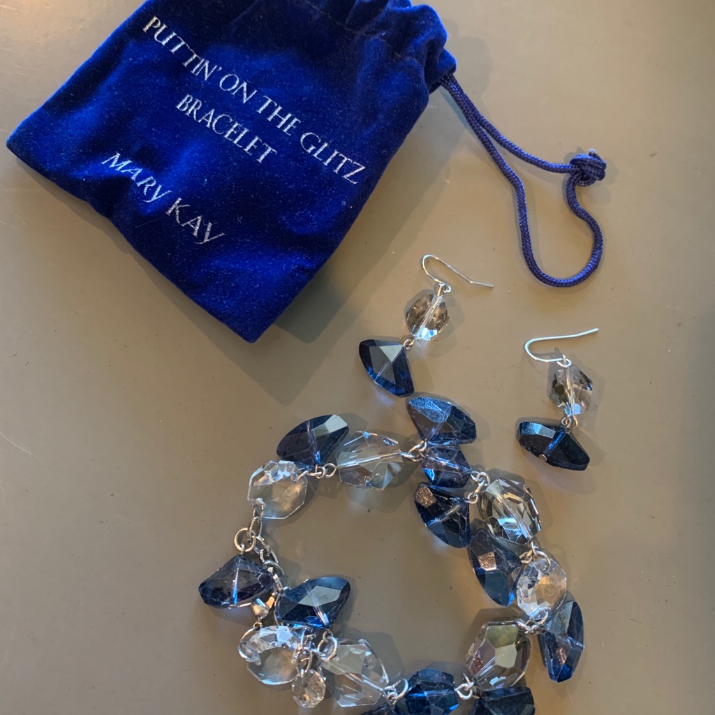 Mary Kay Putting On The Glitz Bracelet Earrings 15$